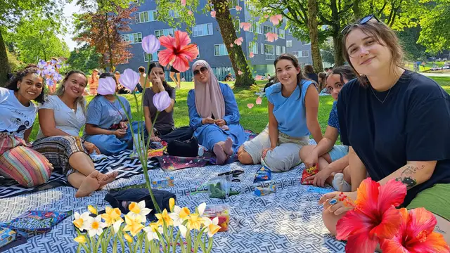 Meidenclub in het park