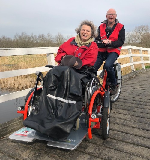 Mee in de rolstoelfiets