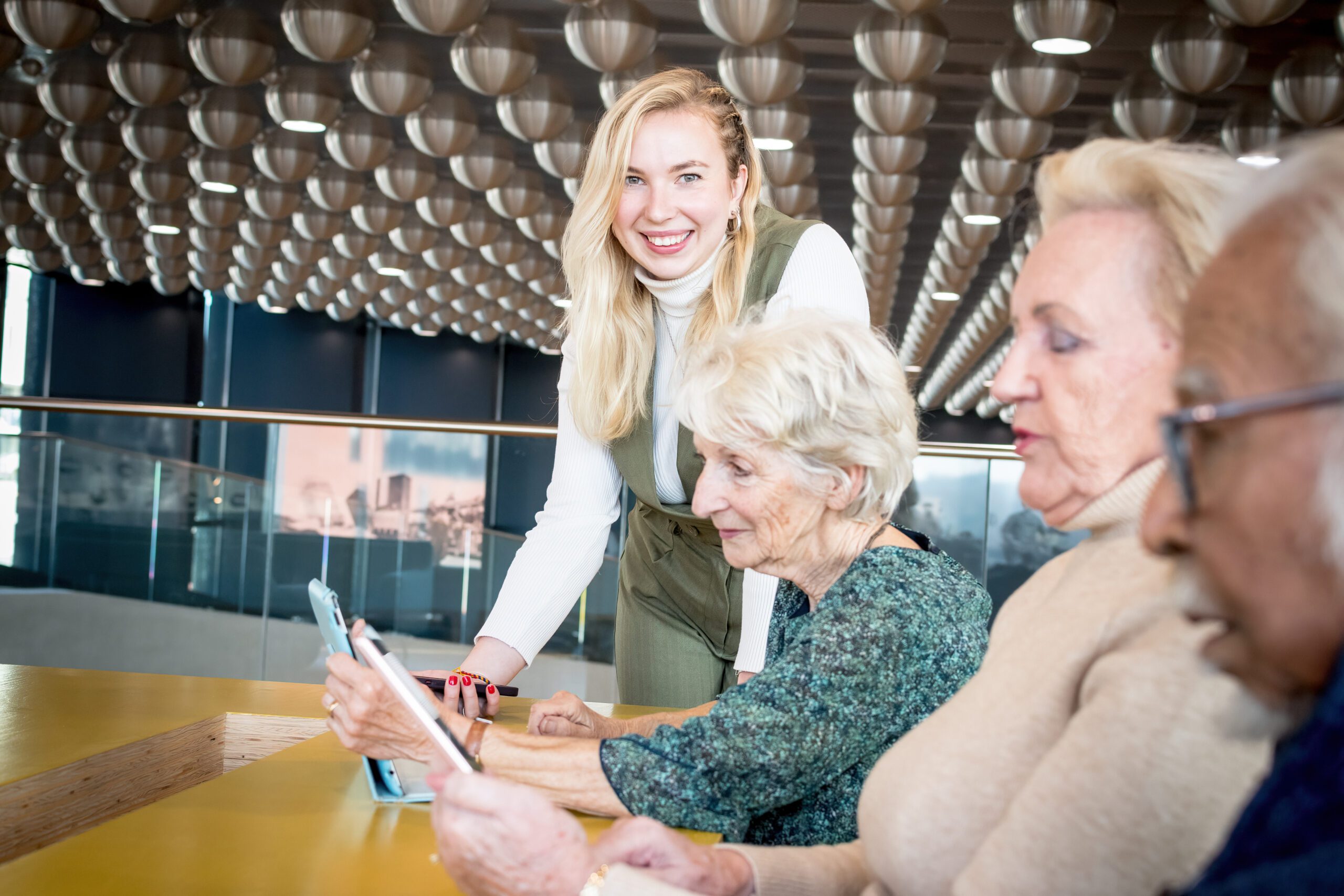 Help ouderen digitaal vaardiger maken