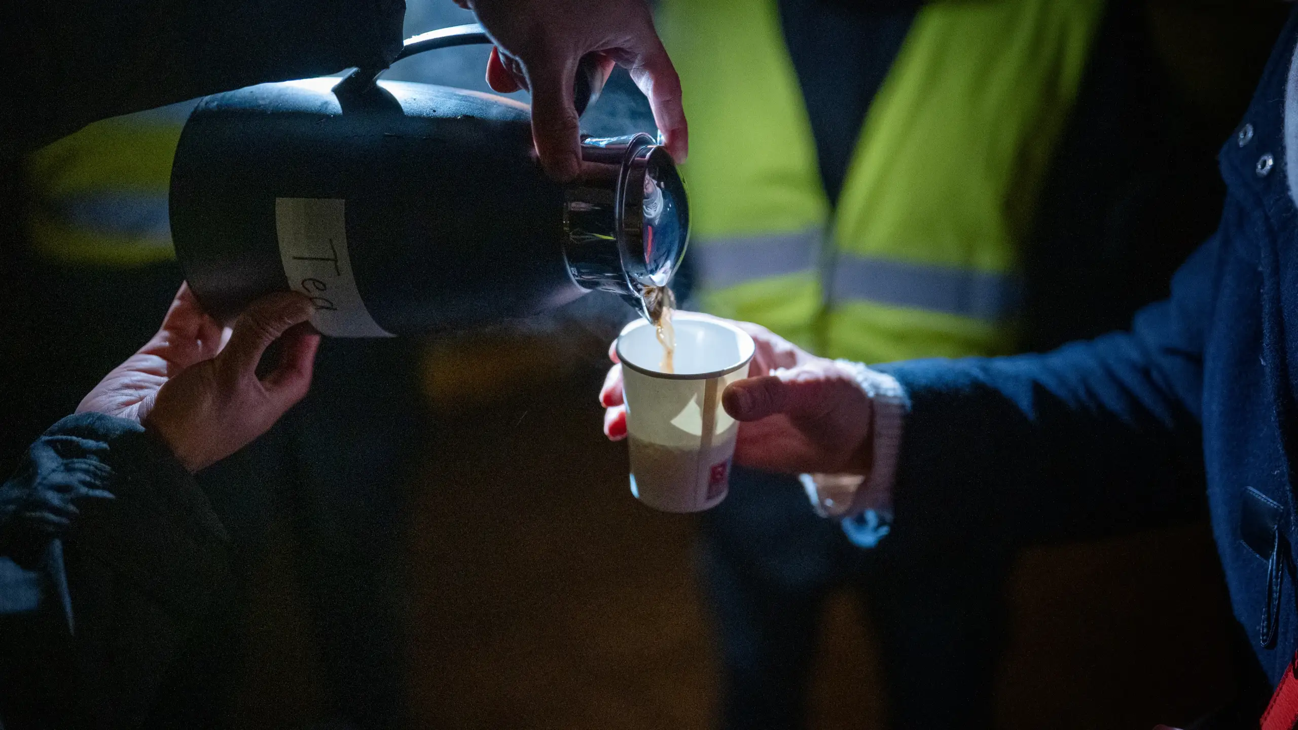 Host bij kunstwerk in de stad