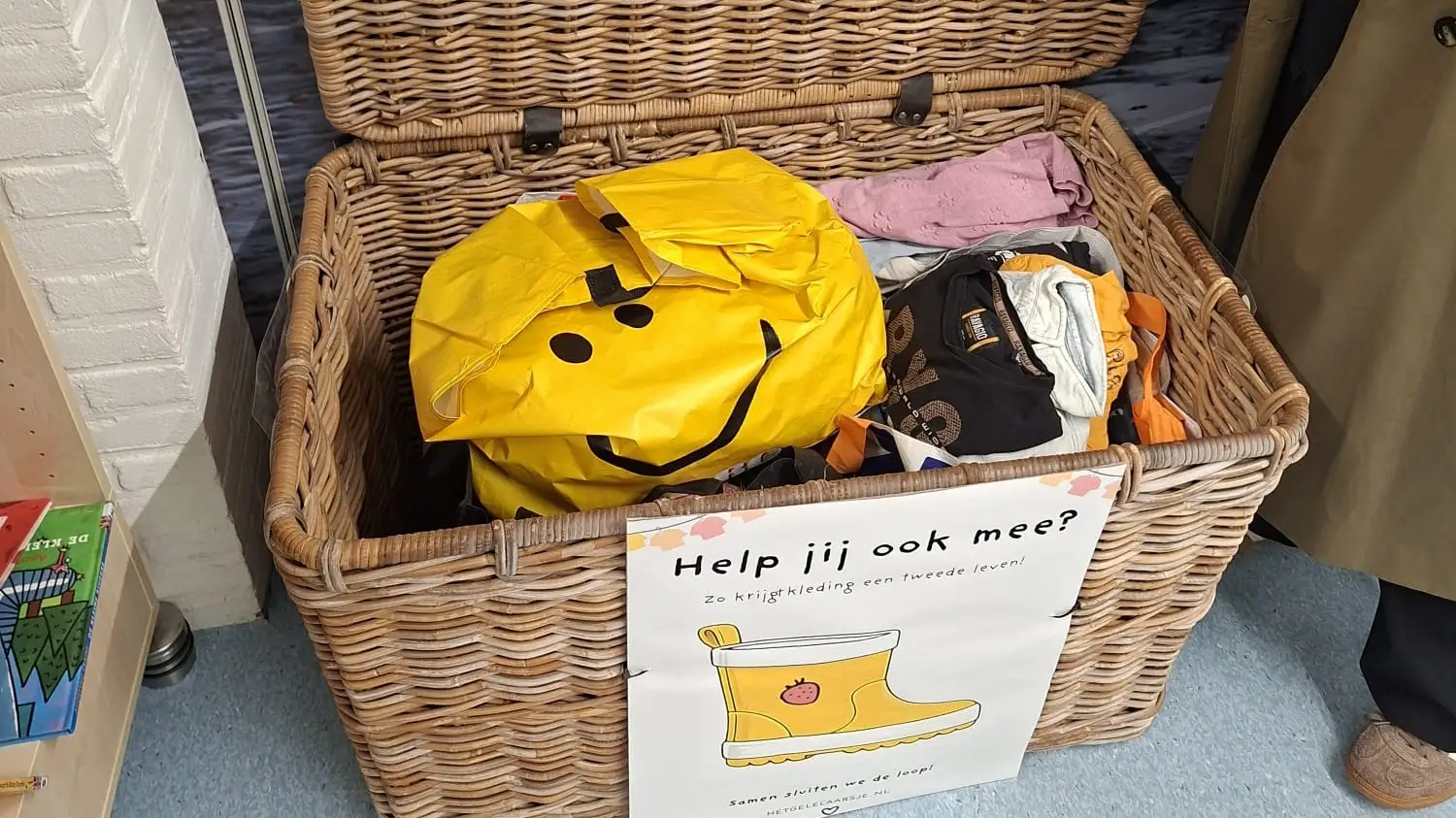 Transport clothing donations and/or organise donations (own car required)