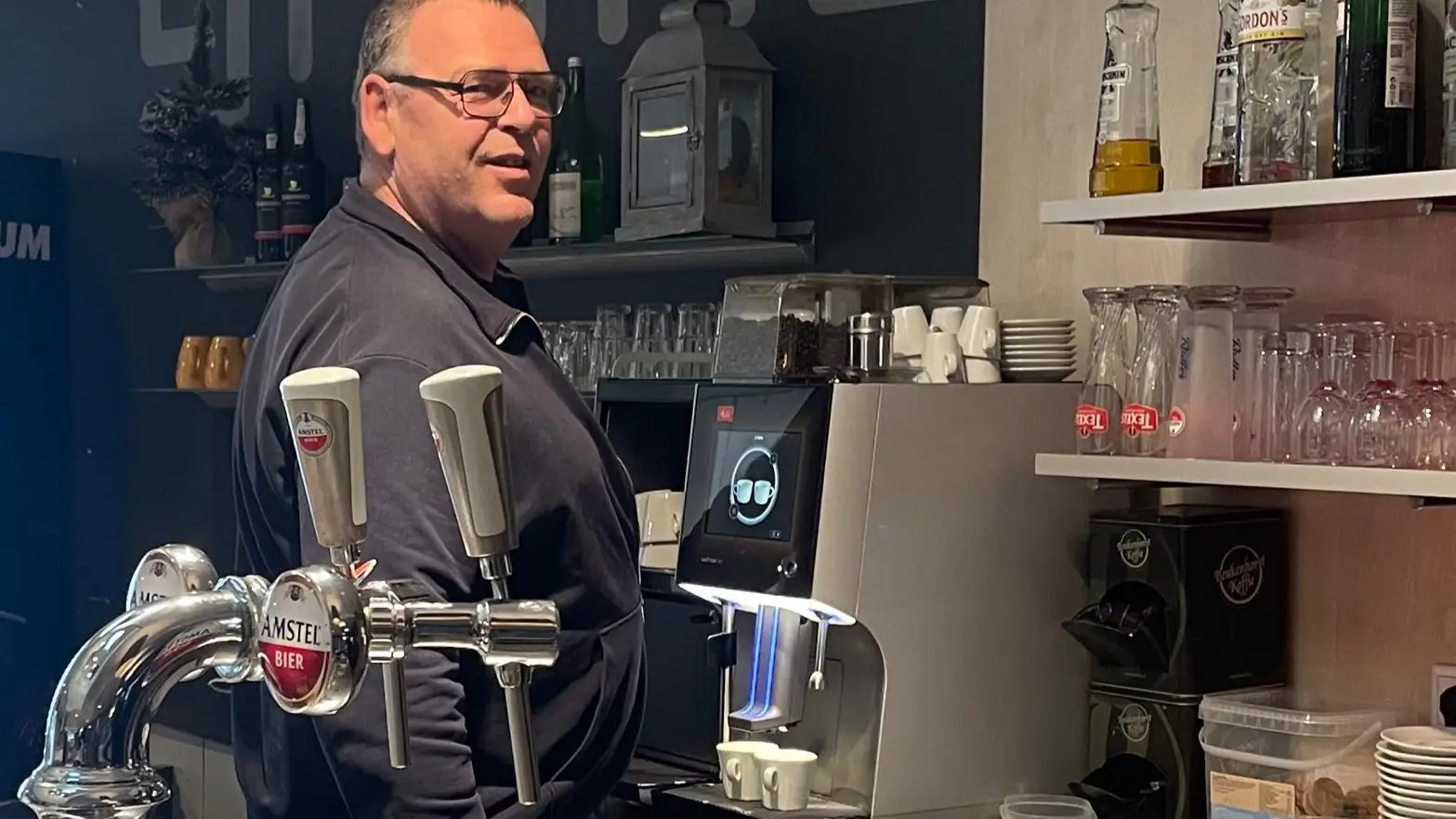 Gezellige barvrijwilliger