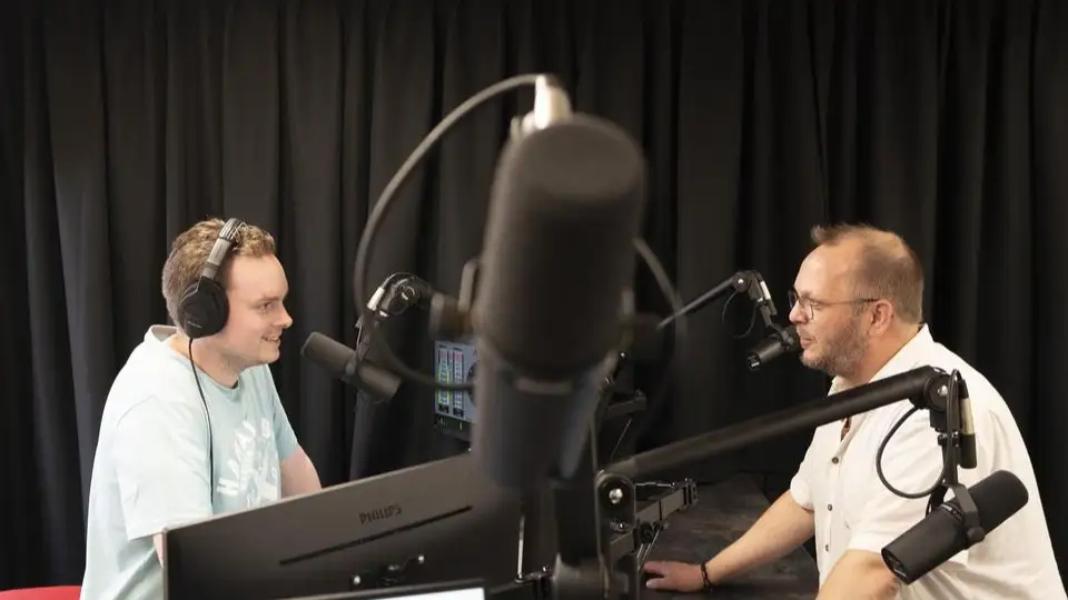 You behind the sound of the radio 
