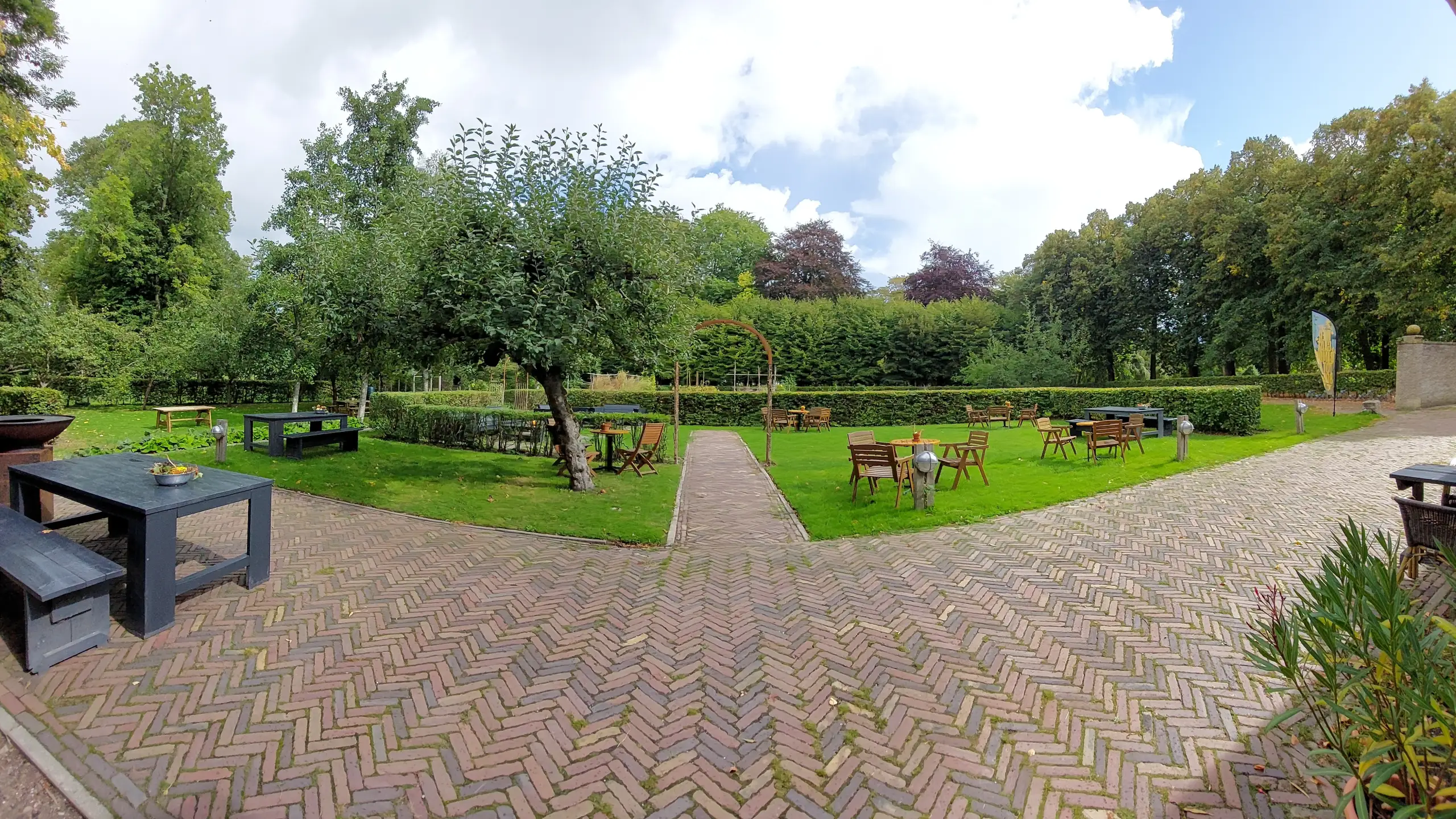 Horecavrijwilliger voor theetuin Túnmanswente op Martenastate, Koarnjum